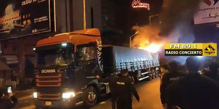 Cenário de Guerra: paraguaios protestam em Ciudad del Este contra quarentena restritiva
