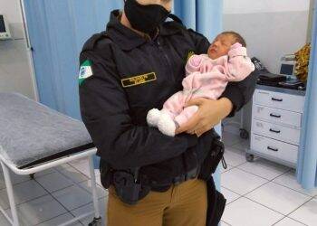 Após momentos de tensão, bebê engasgado é salvo por soldado da PM no Sul do Paraná