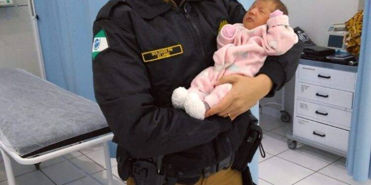 Após momentos de tensão, bebê engasgado é salvo por soldado da PM no Sul do Paraná