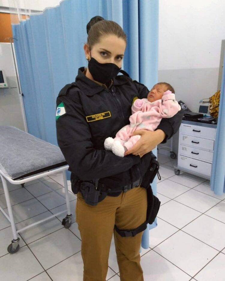 Após momentos de tensão, bebê engasgado é salvo por soldado da PM no Sul do Paraná