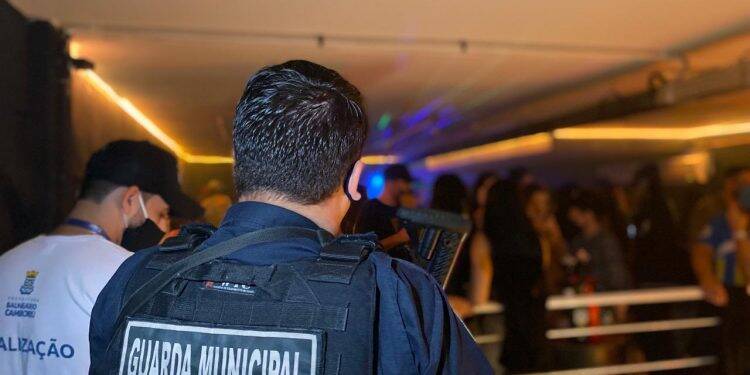 Com Covid-19, paranaense faz festão em mansão de Balneário Camboriú