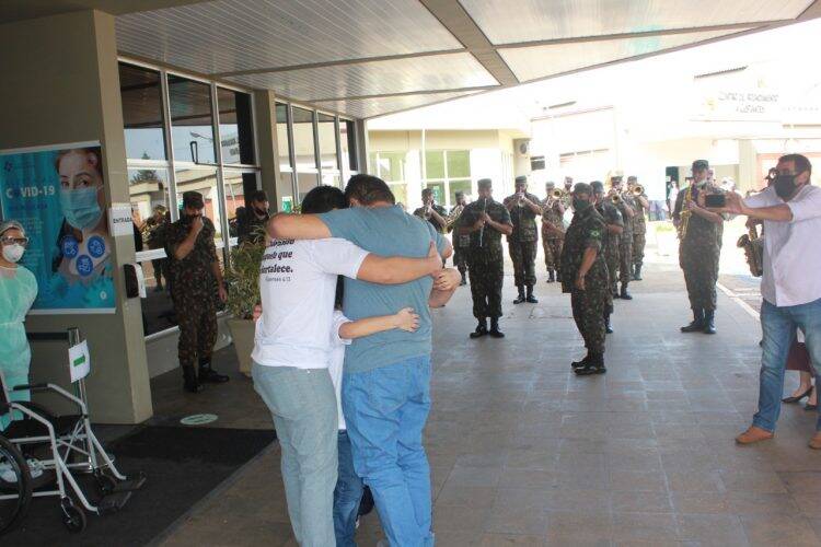 Após 19 dias na UTI, subtenente do Exército deixa HMCC recuperado de covid-19