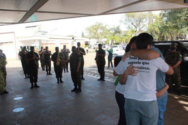 Após 19 dias na UTI, subtenente do Exército deixa HMCC recuperado de covid-19