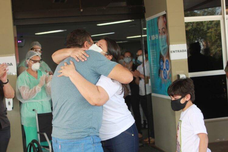 Após 19 dias na UTI, subtenente do Exército deixa HMCC recuperado de covid-19