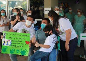 Após 19 dias na UTI, subtenente do Exército deixa HMCC recuperado de covid-19