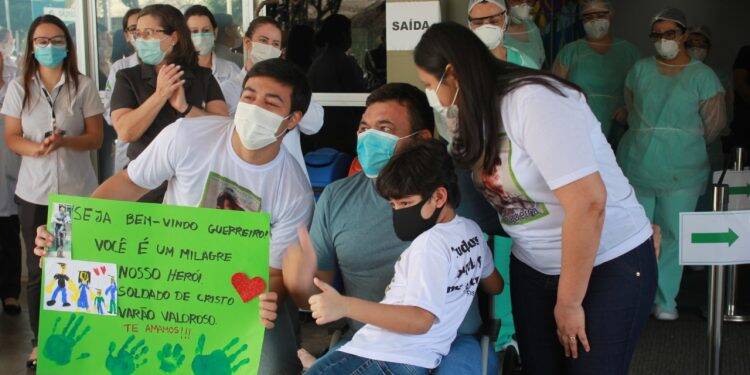 Após 19 dias na UTI, subtenente do Exército deixa HMCC recuperado de covid-19