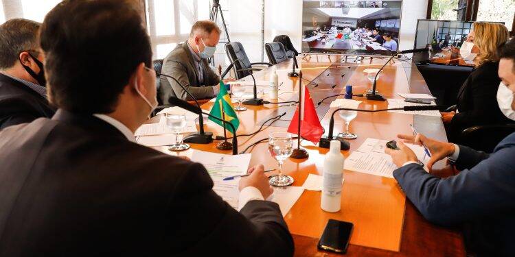 Governo fecha parceria com a China para produzir vacina contra a Covid no Paraná