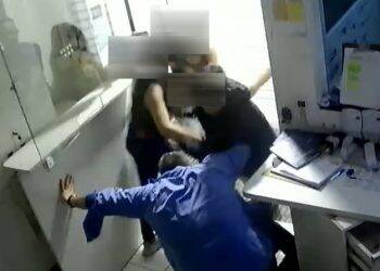 Vídeo mostra jovens espancando porteiro que pediu para eles diminuírem volume de som em Curitiba