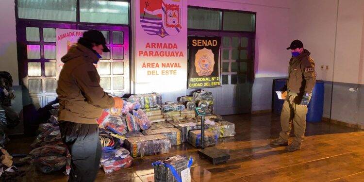 Armada paraguaia e Senad apreendem KG 643 maconha no Rio Paraná