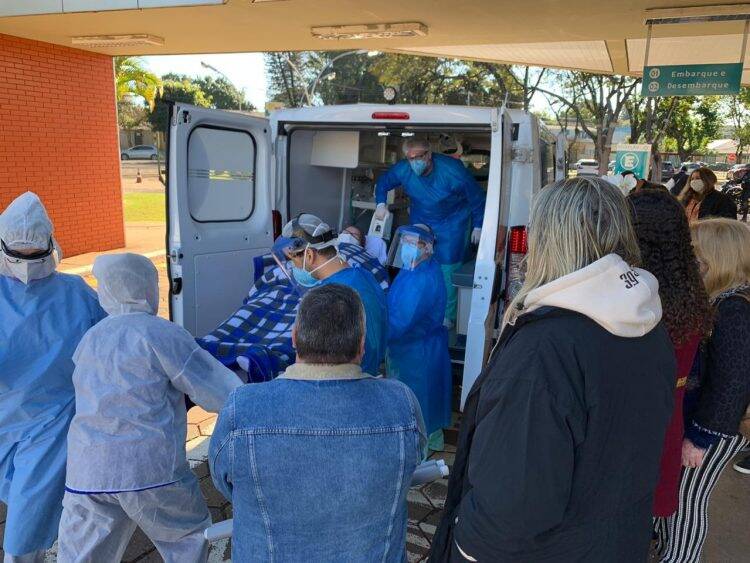 Costa Cavalcanti dá alta à 13ª paciente de covid-19; atendimento foi gratuito