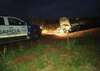 Carro possivelmente utilizado em homicídio no sábado é encontrado carbonizado