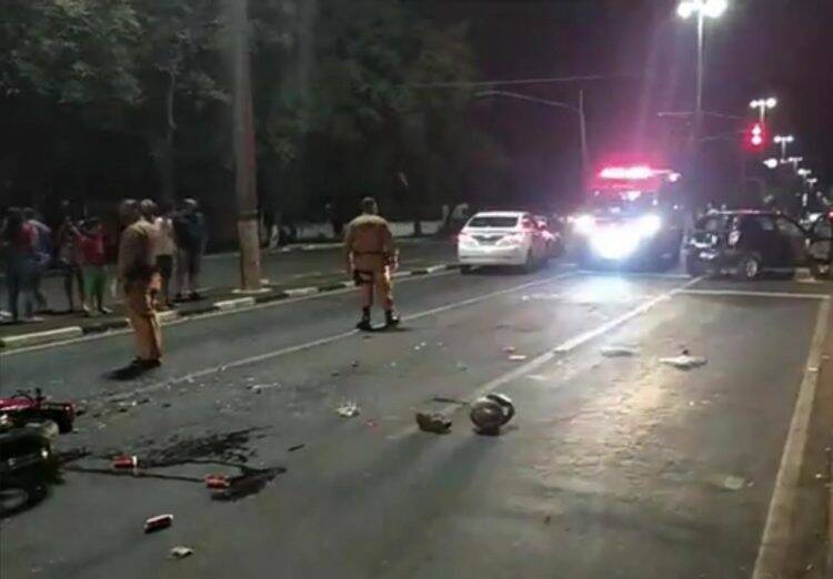 Motociclista colide contra veículo e fica em estado grave na Avenida Costa e Silva