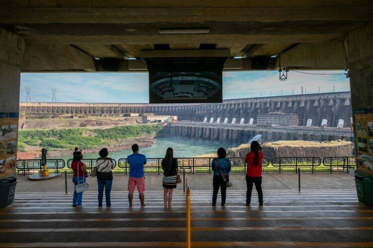 Turismo Itaipu: visitantes aprovam medidas de segurança adotadas