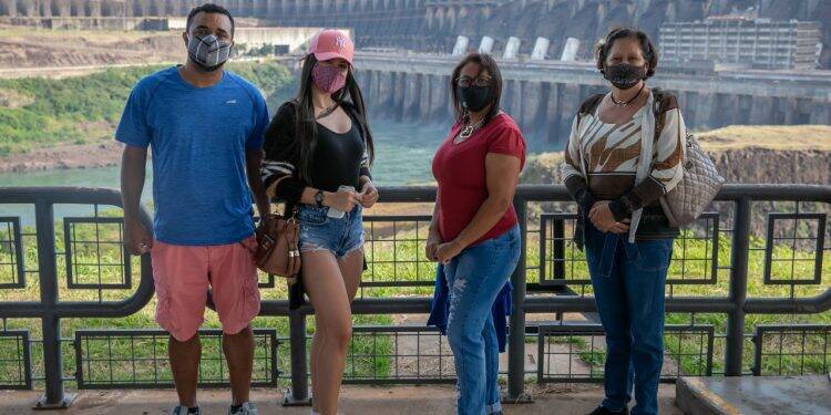Turismo Itaipu: visitantes aprovam medidas de segurança adotadas