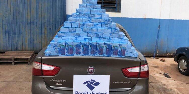 Receita Federal apreende celulares ocultos no estepe do carro