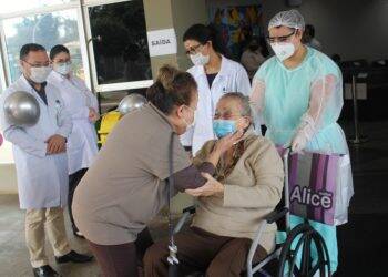 HMCC: paciente de 94 anos recuperada da covid-19 recebe alta, em Foz