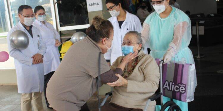 HMCC: paciente de 94 anos recuperada da covid-19 recebe alta, em Foz