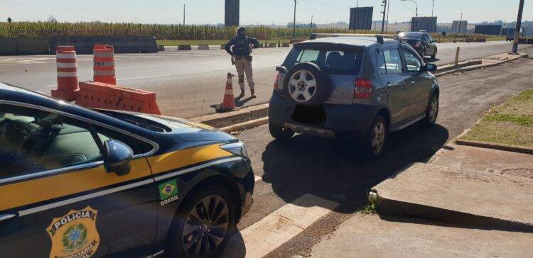 PRF apreende veículo lotado de celulares em Santa Terezinha de Itaipu (PR)