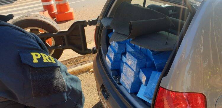 PRF apreende veículo lotado de celulares em Santa Terezinha de Itaipu (PR)