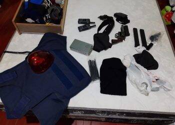 Com documento falso, casal é preso por receptação, porte de armas e contrabando