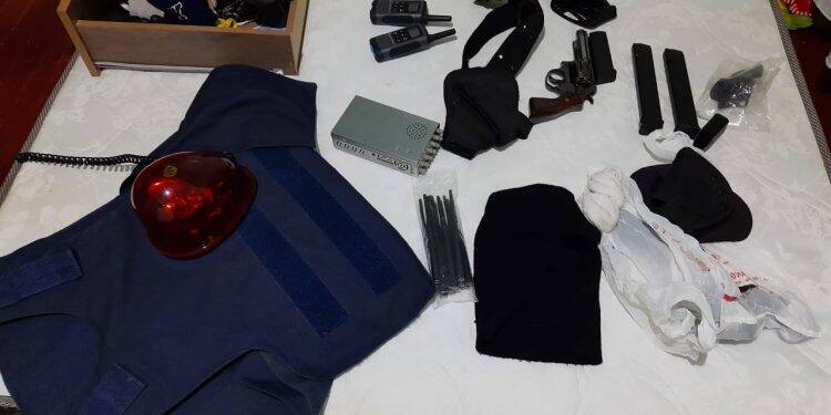 Com documento falso, casal é preso por receptação, porte de armas e contrabando