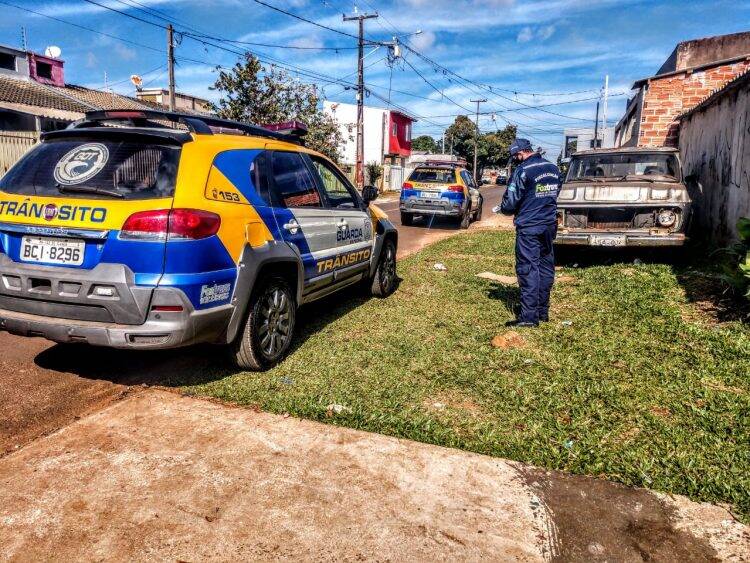Foztrans e Guarda Municipal removem veículos abandonados em situação irregular