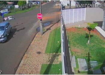 Câmera registra imagens impressionantes de acidente na Avenida Gramado