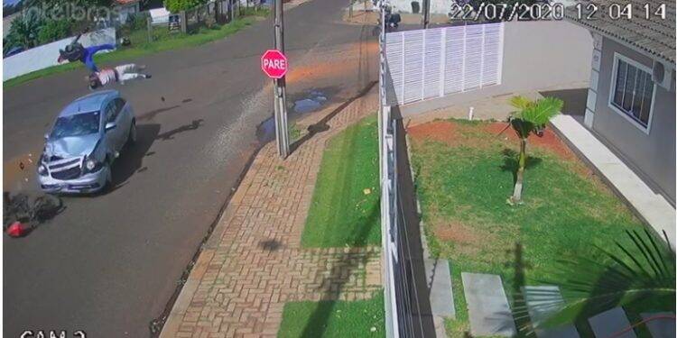 Câmera registra imagens impressionantes de acidente na Avenida Gramado