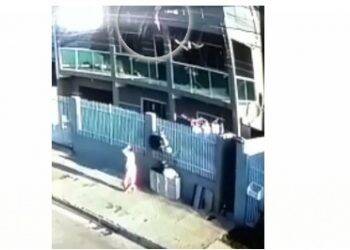 Paraná: Criança de dois anos cai da sacada de casa e é salva por vizinho de 75; vídeo