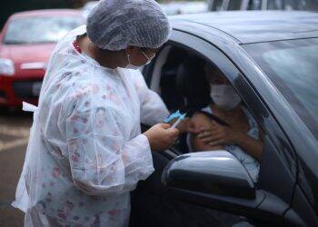 Saúde promove drive thru para vacinação contra a gripe e o sarampo no estacionamento do shopping Catuaí Palladium