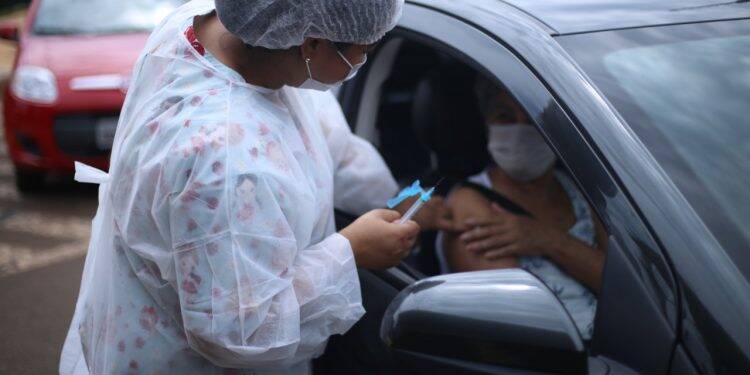 Saúde promove drive thru para vacinação contra a gripe e o sarampo no estacionamento do shopping Catuaí Palladium