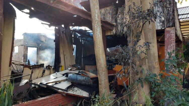 Veja as imagens desta manhã da residência destruída pelo fogo