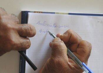 Proporção de analfabetos cai para 6,6% em 2019; ainda há 11 milhões sem ler no país