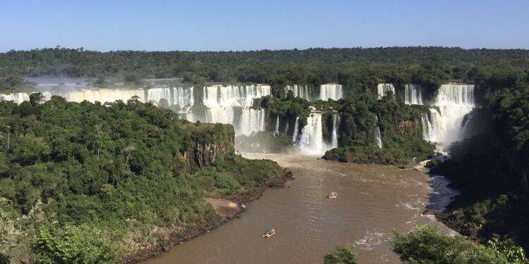 Foz do Iguaçu aposta no turismo de compras para restabelecer economia