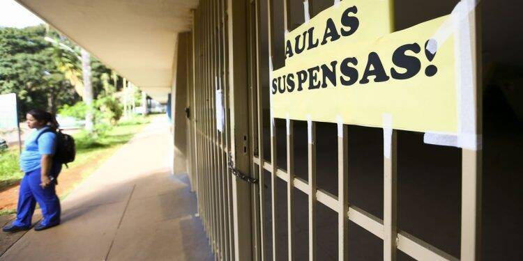 Risco de evasão em escolas públicas chega a 31%, diz pesquisa