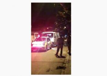 Mulher sobe em viatura da PM e arranca parte do dedo de morador com os dentes