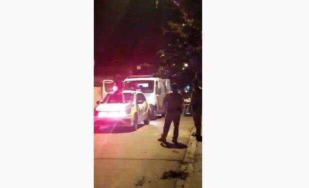 Mulher sobe em viatura da PM e arranca parte do dedo de morador com os dentes