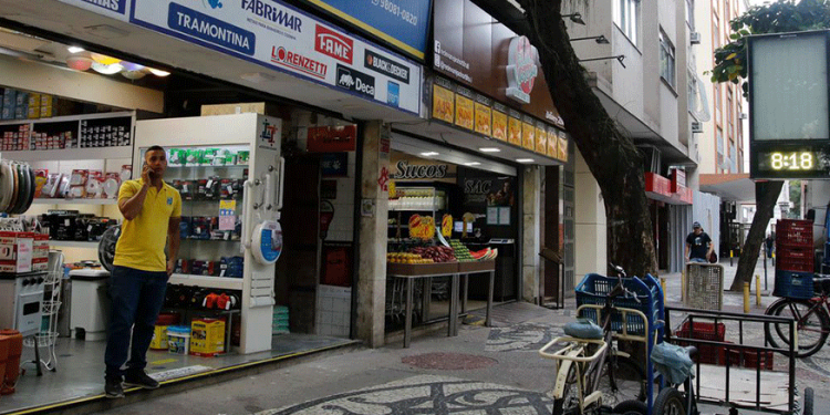 Comércio volta a crescer em maio e registra maior alta nas vendas em 20 anos