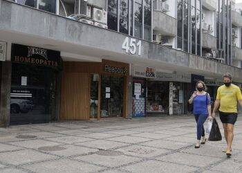 Pandemia fecha 39,4% das empresas paralisadas, diz IBGE