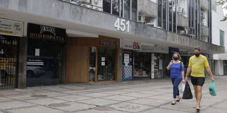 Pandemia fecha 39,4% das empresas paralisadas, diz IBGE