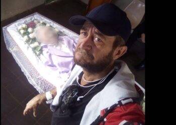 Filho que viralizou ao velar a mãe sozinho morre após incêndio em Goiás