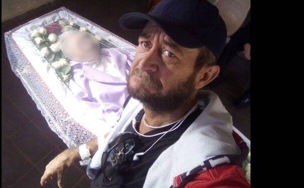 Filho que viralizou ao velar a mãe sozinho morre após incêndio em Goiás