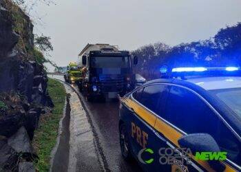 BR-277: Motorista de caminhão perde controle da direção na Serra do Mico