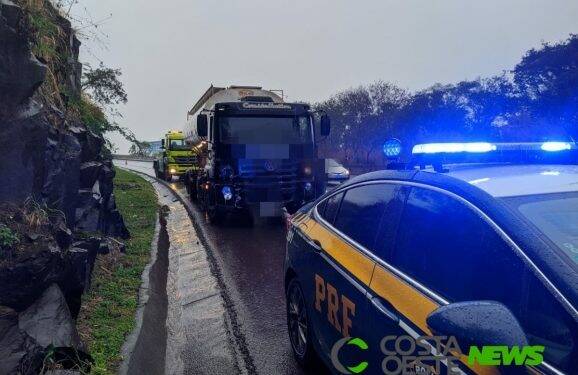 BR-277: Motorista de caminhão perde controle da direção na Serra do Mico