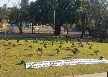 Cruzes lembram as 56 mortes por Covid-19 em Foz do Iguaçu