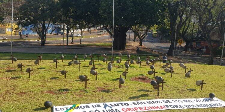 Cruzes lembram as 56 mortes por Covid-19 em Foz do Iguaçu