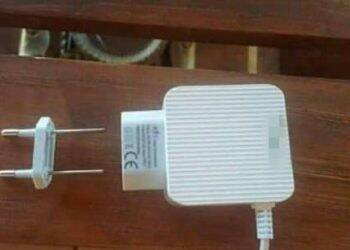 Adolescente de 13 anos morre após levar choque elétrico em carregador de celular