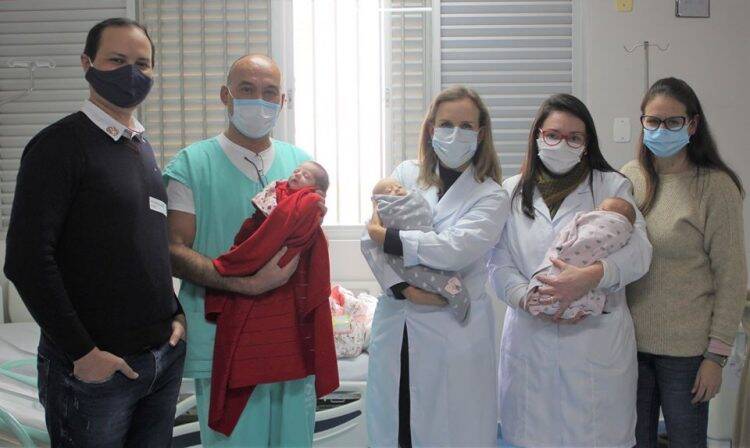 Trigêmeas nascidas no Hospital Costa Cavalcanti recebem alta após 35 dias