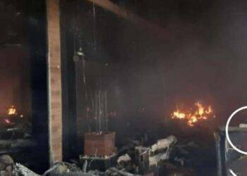 Bíblia resiste a incêndio em shopping de Maringá e surpreende funcionária