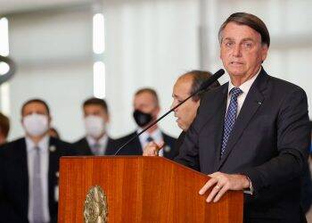 Bolsonaro fala em estender auxílio emergencial até o final do ano